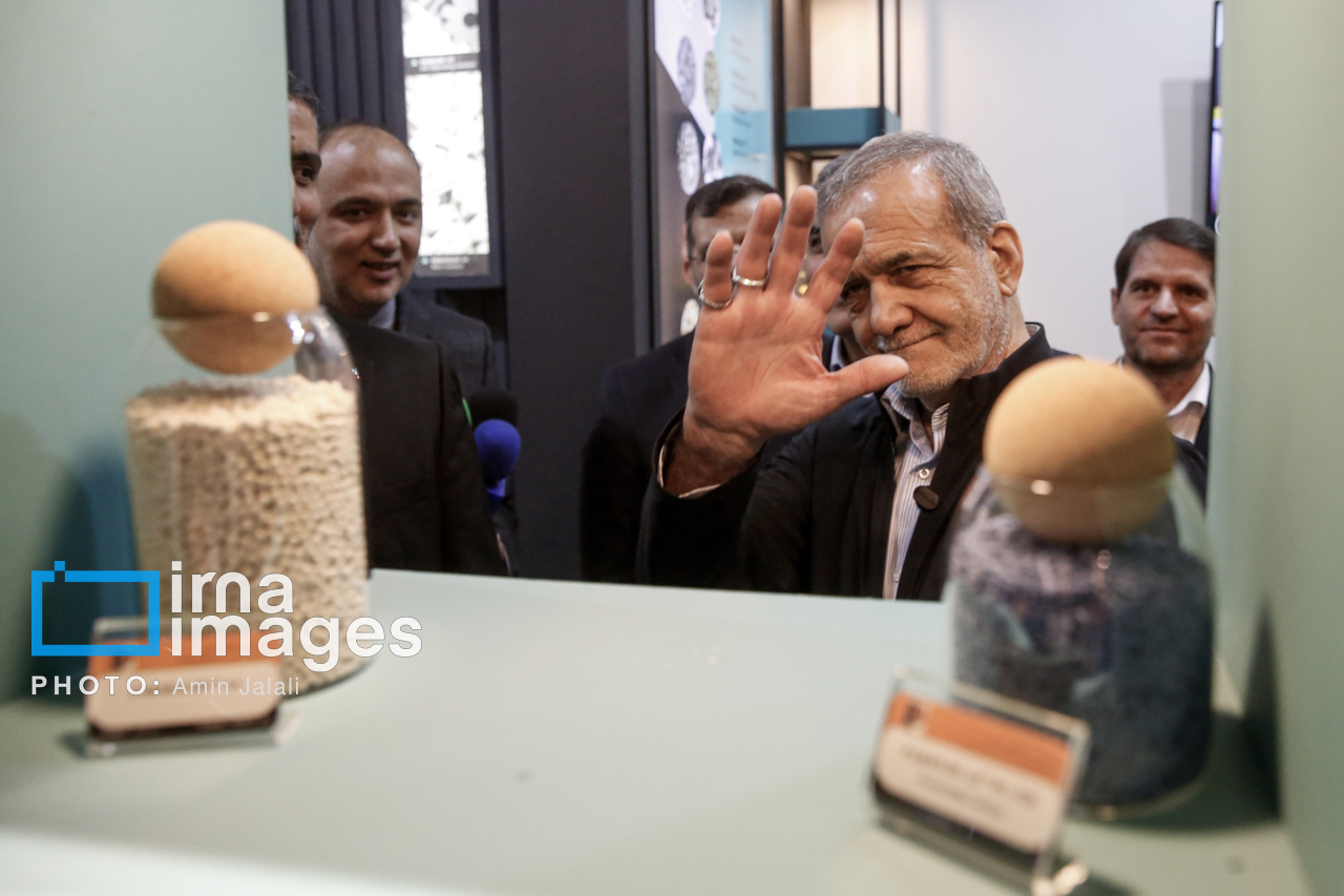 بازدید رئیس‌جمهور از نمایشگاه صنعت نفت