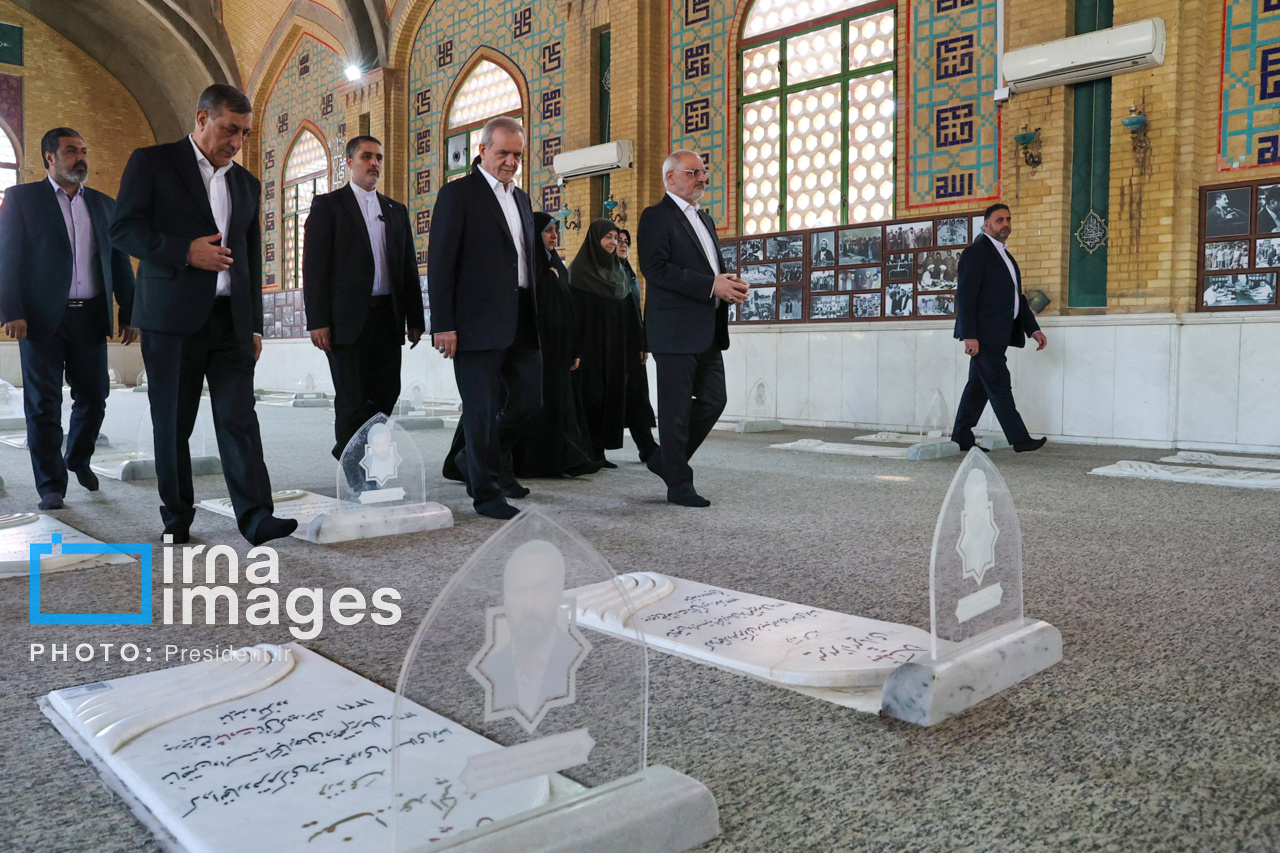 حضور پزشکیان بر مزار شهدای تهاجم اسرائیل به ایران