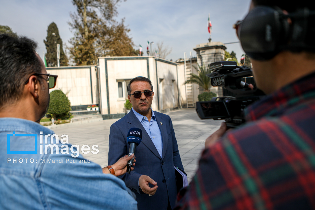 اعضای هیأت دولت در جمع خبرنگاران