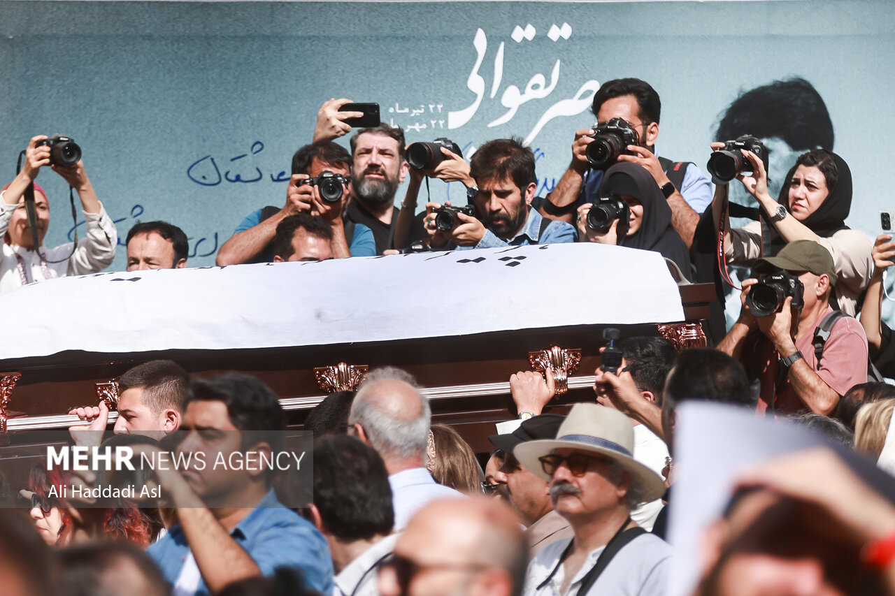 تصاویر مراسم تشییع پیکر ناصر تقوایی