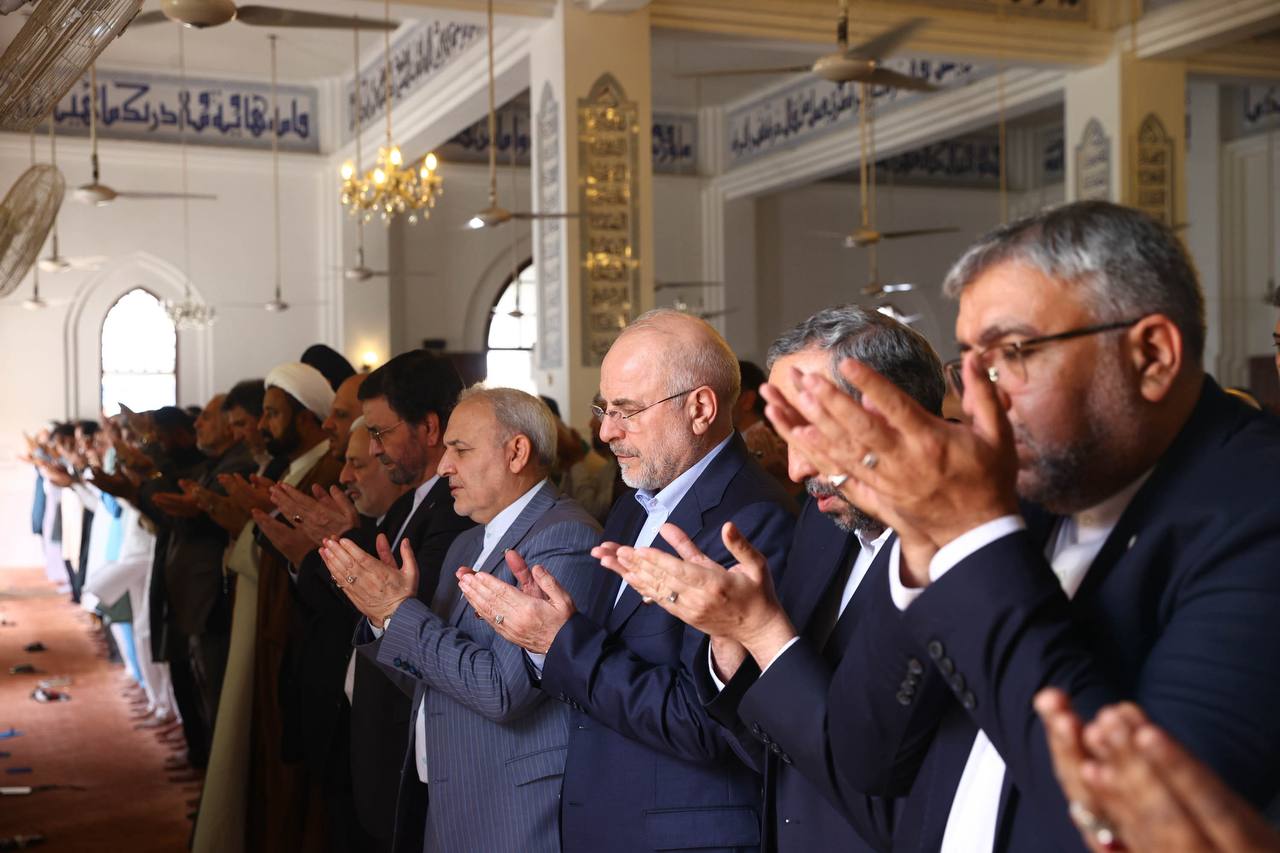 حضور قالیباف در نماز جمعه کراچی