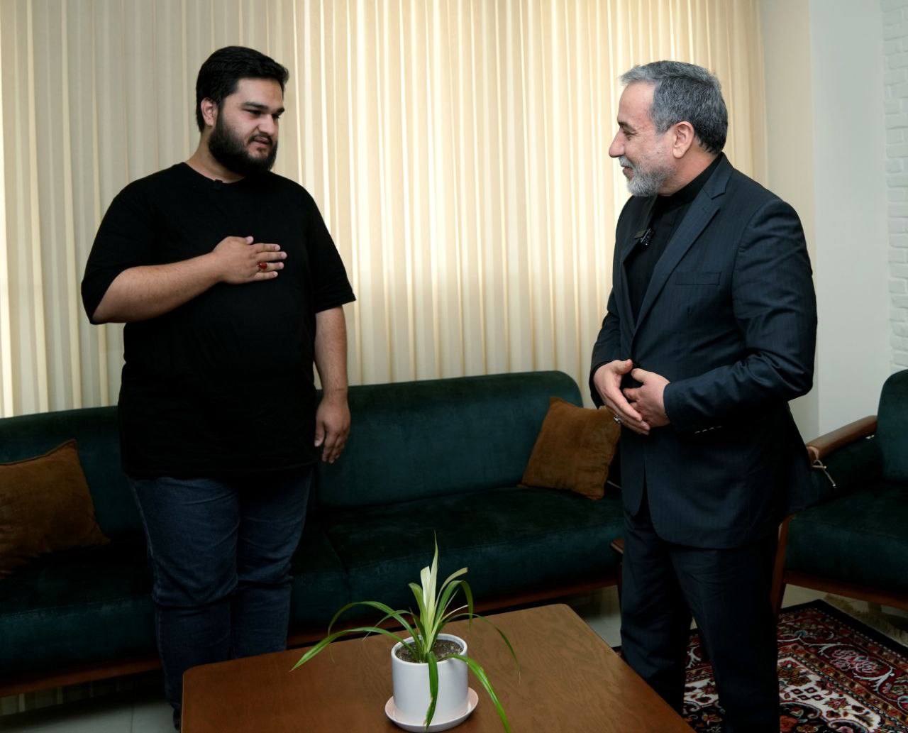 دیدار عراقچی با خانواده شهید حاجی زاده