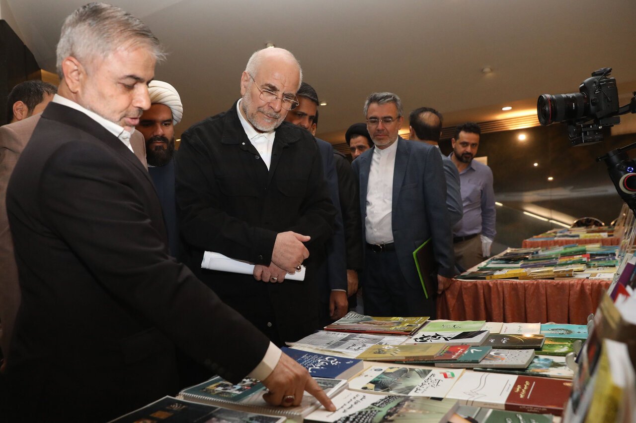  بازدید رئیس مجلس از نمایشگاه آثار مکتوب نمایندگان ادوار