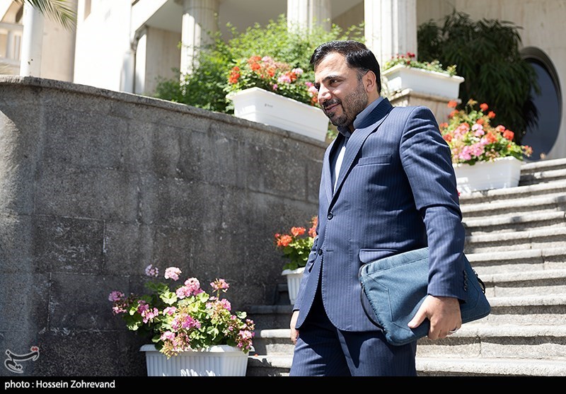 با وزرای کابینه در حاشیه جلسه هیئت دولت