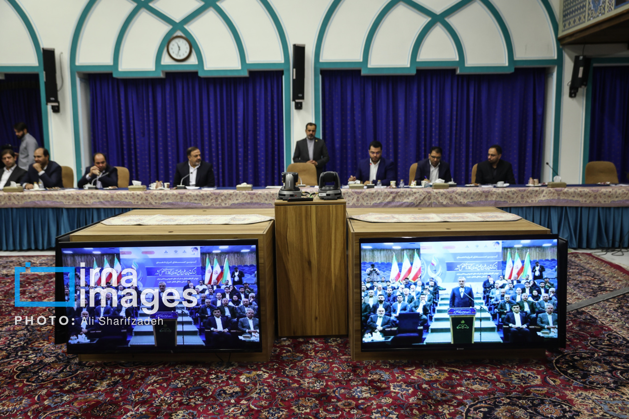 امضای قرارداد مسئولان نفتی با حضور رئیس‌جمهور