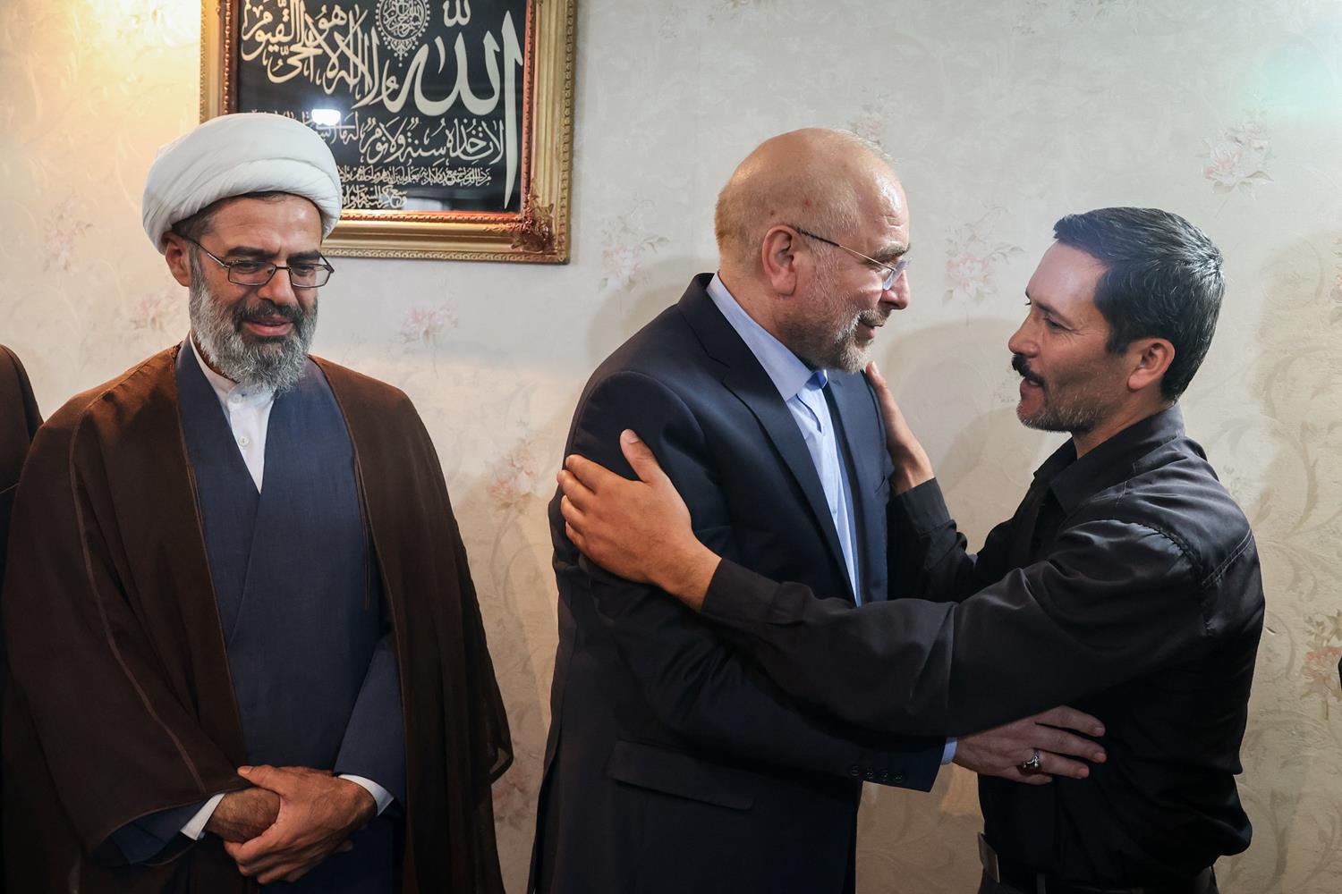 حضور قالیباف در منزل شهید مرزبان «محمدمهدی احمدی»
