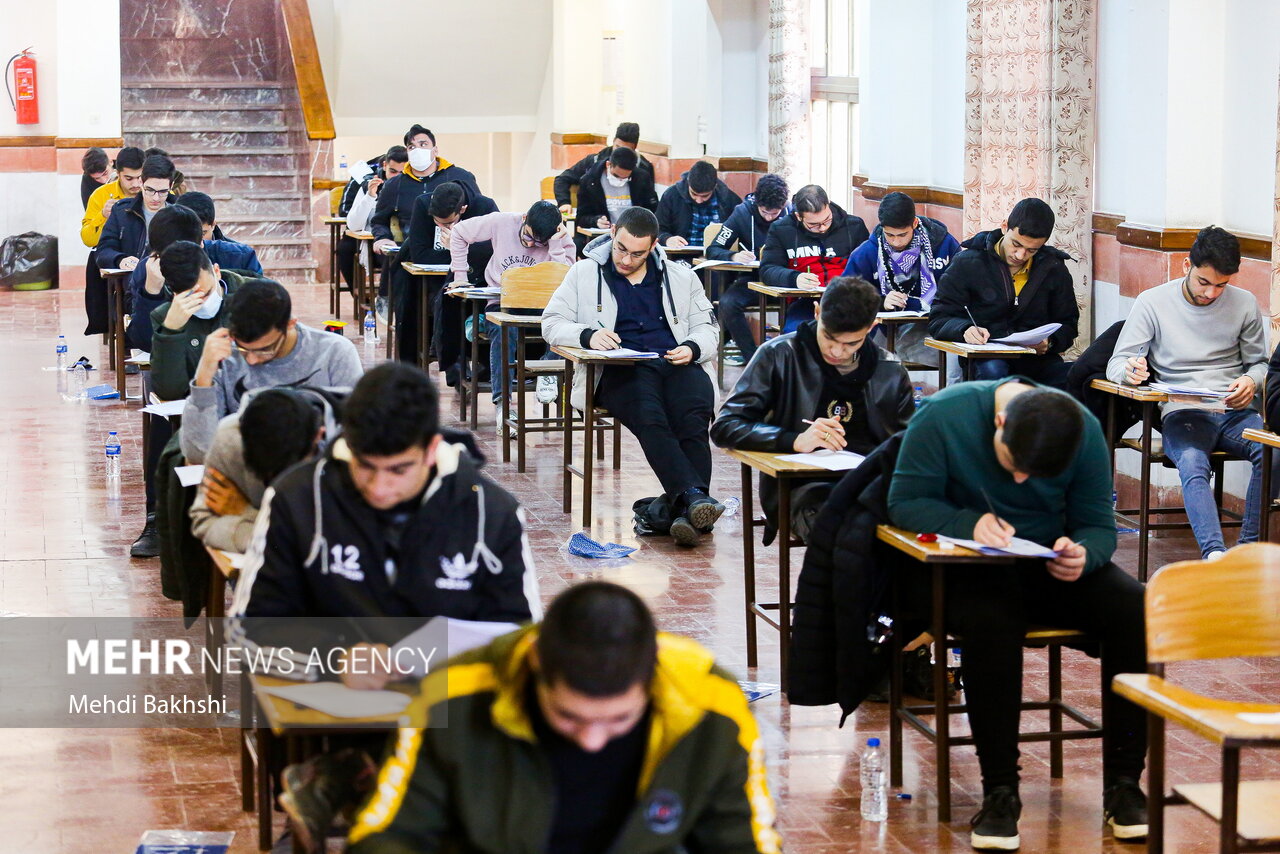 بازدید وزیر علوم از برگزاری کنکور در قم