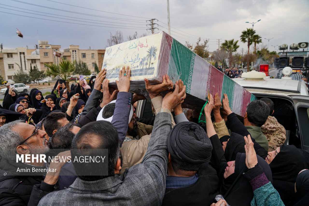 تشییع و خاکسپاری پیکر پاک شهید گمنام در بوستان نماز شیراز