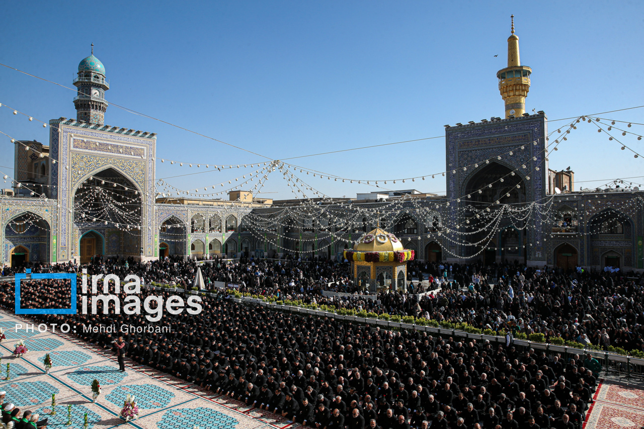 تعویض پرچم حرم مطهر امام رضا(ع)