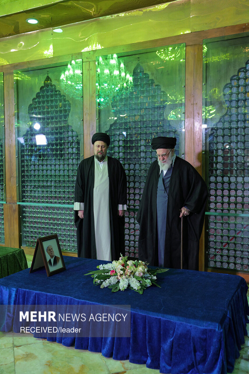 حضور رهبر انقلاب در مرقد بنیانگذار جمهوری اسلامی ایران