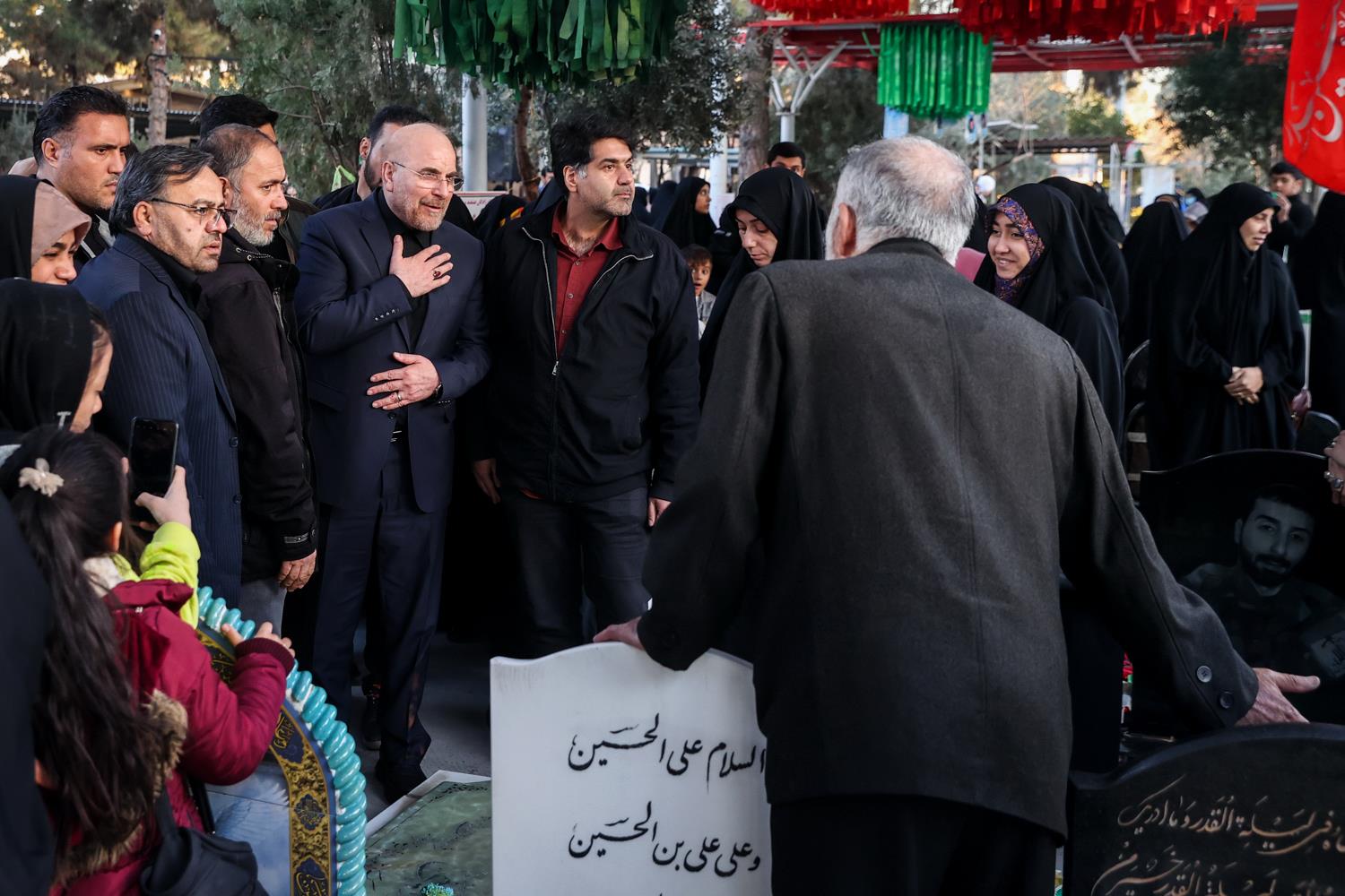 حضور قالیباف در گلزار شهدای بهشت زهرا(س) و گفت‌وگوی چهره به چهره با خانواده شهدا