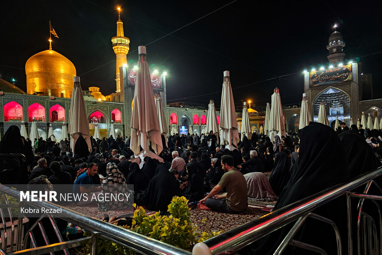 شب عاشورای حسینی در حرم مطهر امام رضا(ع)