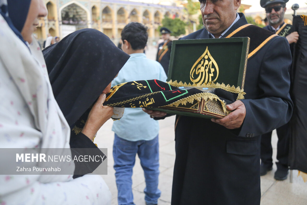 آیین تعویض پرچم گنبد آستان مقدس شاهچراغ(ع)‎‎