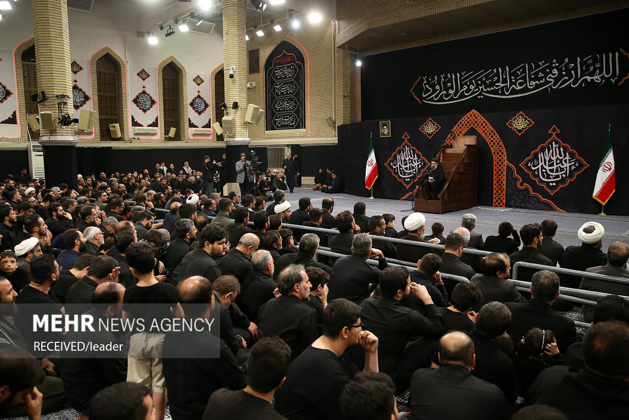  حضور رهبر انقلاب در حسینیه امام خمینی(ره) در مراسم عزاداری شب عاشورای حسینی
