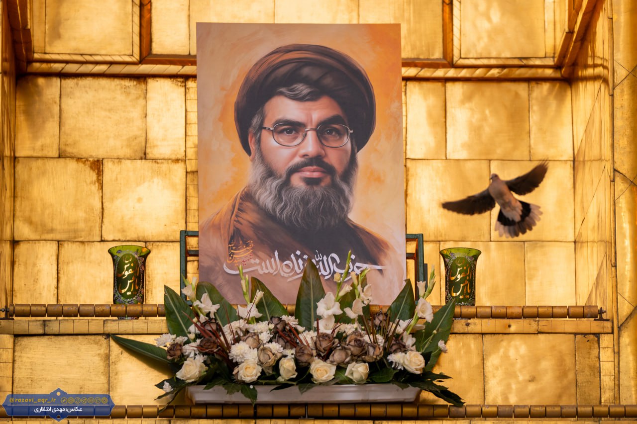تصاویر رهبران مقاومت در ایوان طلای صحن آزادی حرم مطهر رضوی