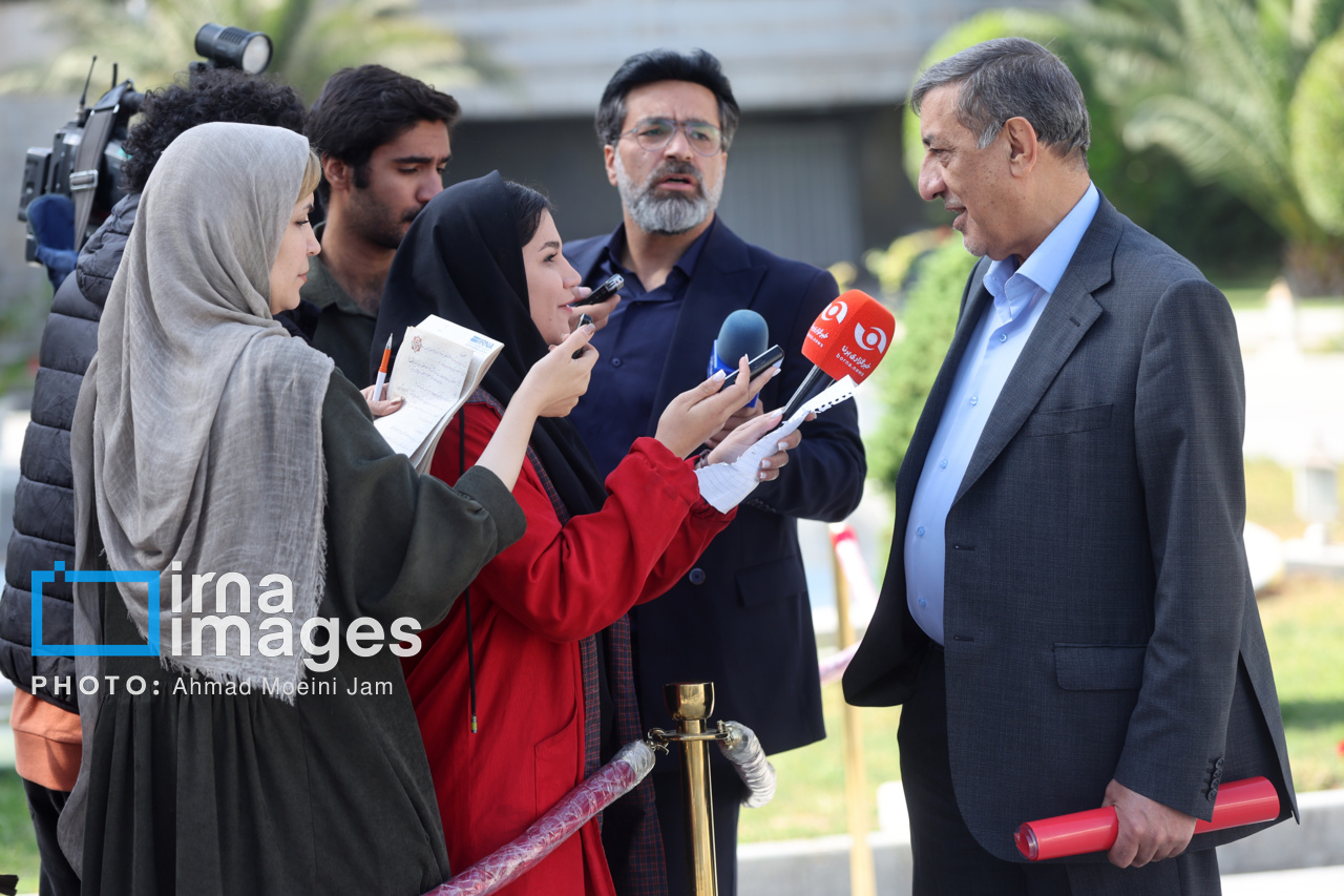 اعضای هیأت دولت در جمع خبرنگاران