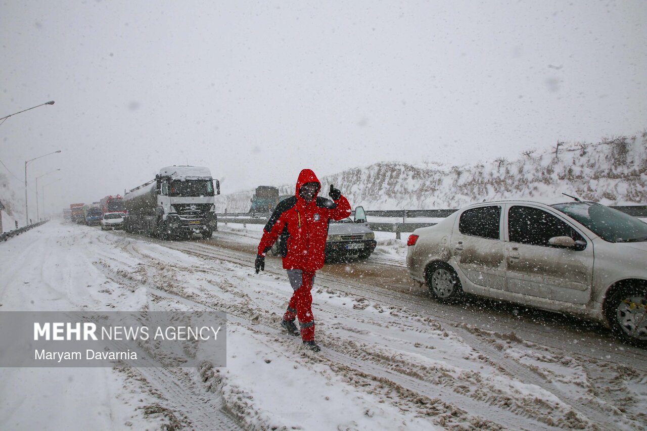 امدادرسانی به خودروهای گرفتار در برف