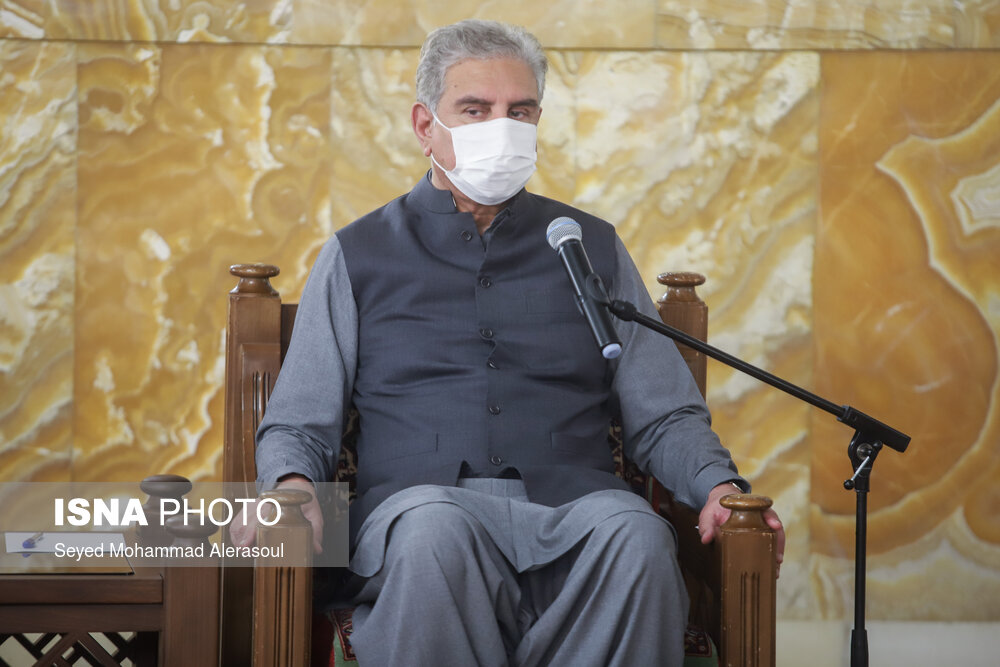 شاه محمود قریشی در حال زیارت حرم مطهر دضوی