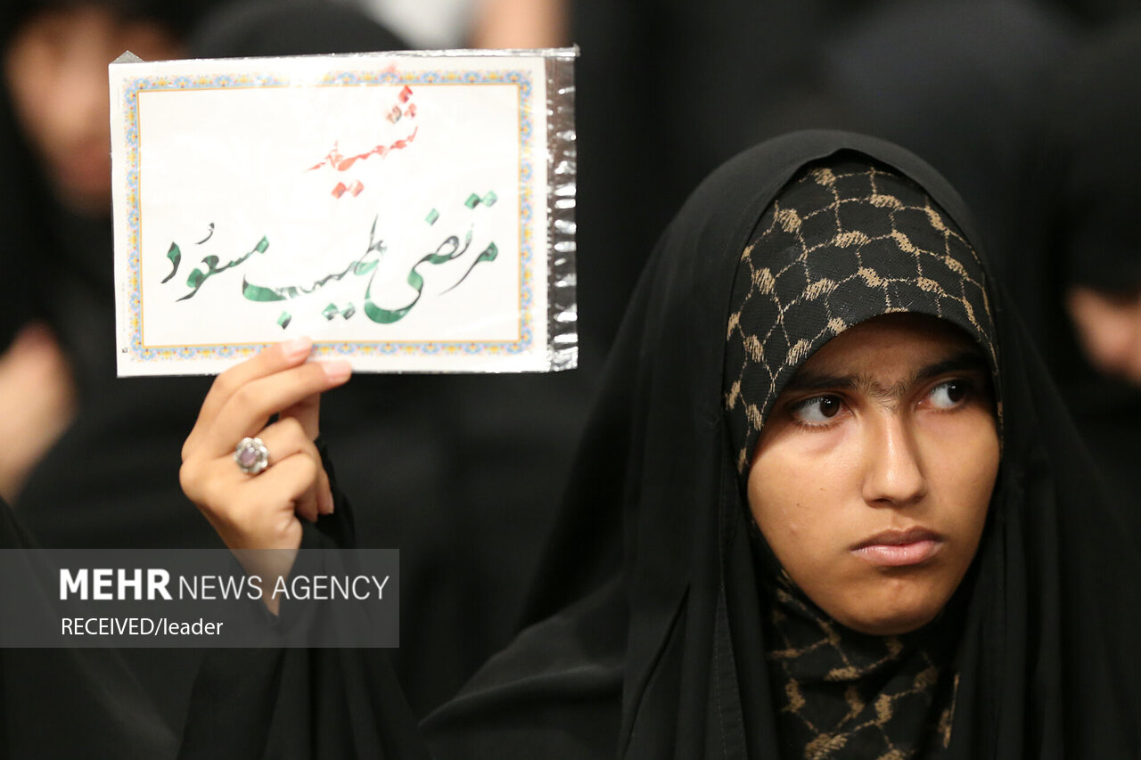  حضور رهبر انقلاب در حسینیه امام خمینی(ره) در مراسم عزاداری شب عاشورای حسینی