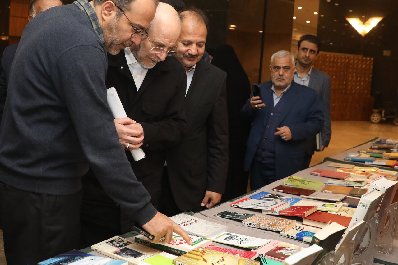  بازدید رئیس مجلس از نمایشگاه آثار مکتوب نمایندگان ادوار