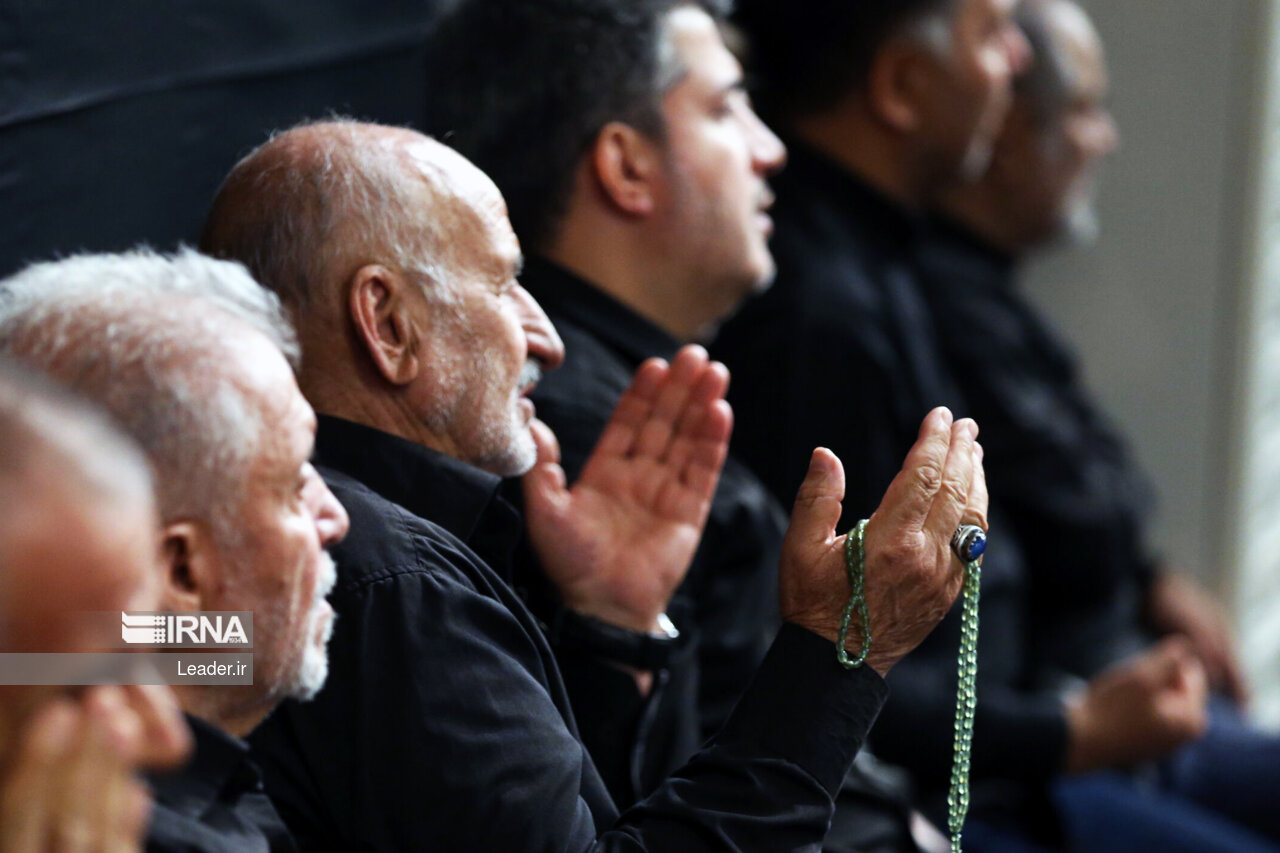 عزاداری شب عاشورا با حضور رهبر انقلاب