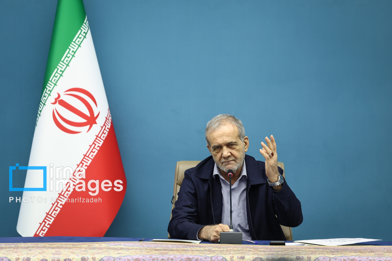 امضای قرارداد مسئولان نفتی با حضور رئیس‌جمهور