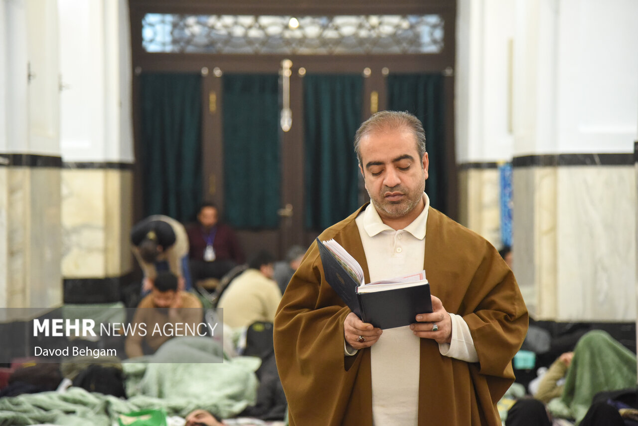 مراسم معنوی اعتکاف در حرم رضوی
