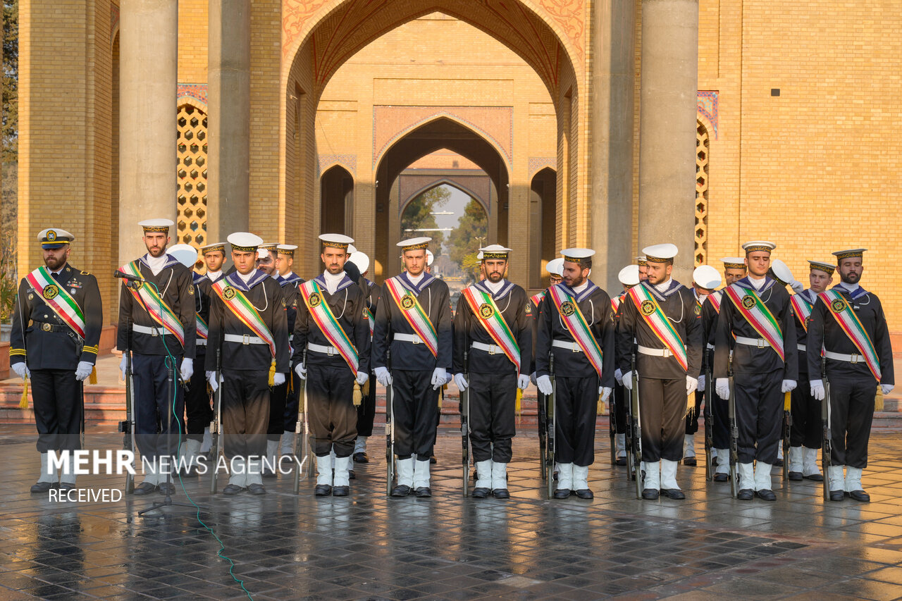  ادای احترام فرماندهان نیروی دریایی ارتش به مقام شهدا در بهشت زهرا (س)