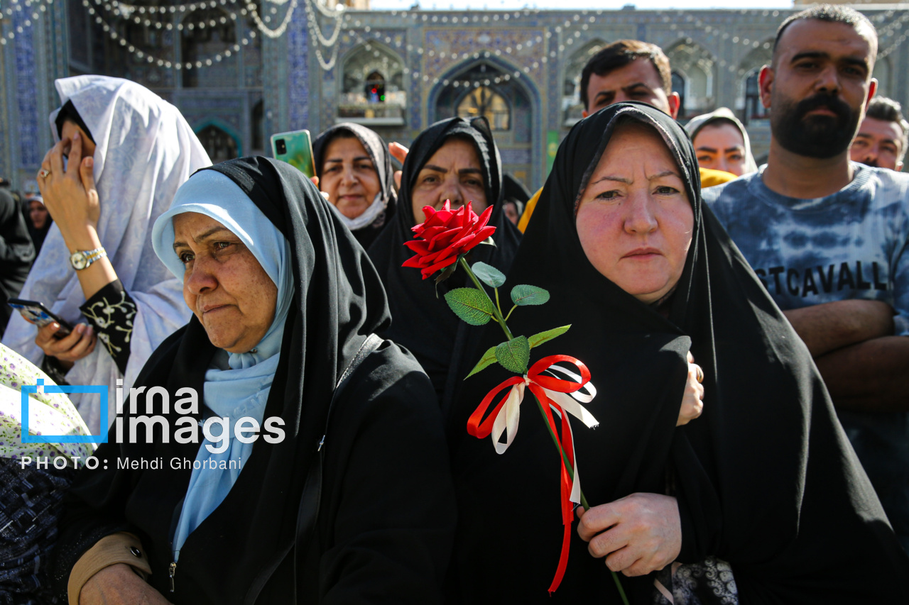 تعویض پرچم حرم مطهر امام رضا(ع)