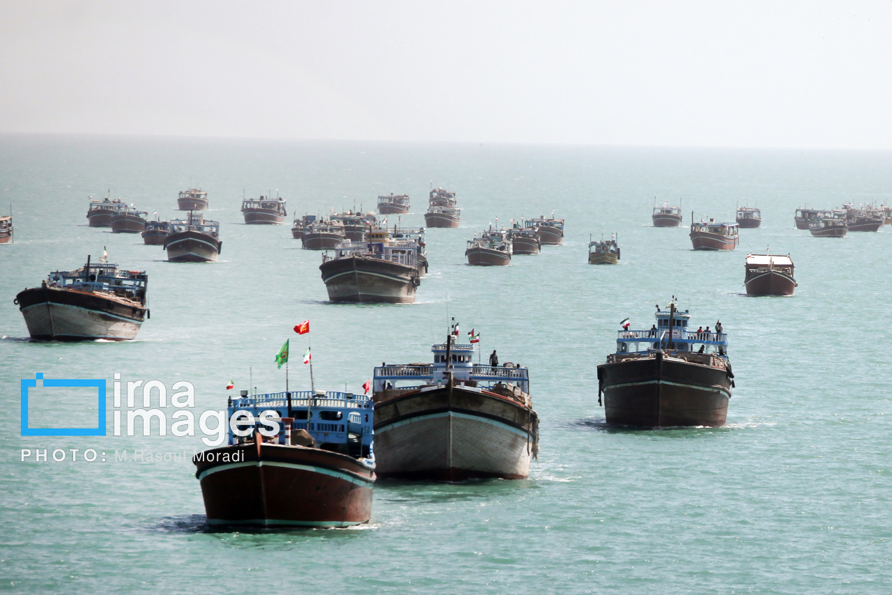 رژه اقتدار بسیج دریایی مردمی در خلیج فارس