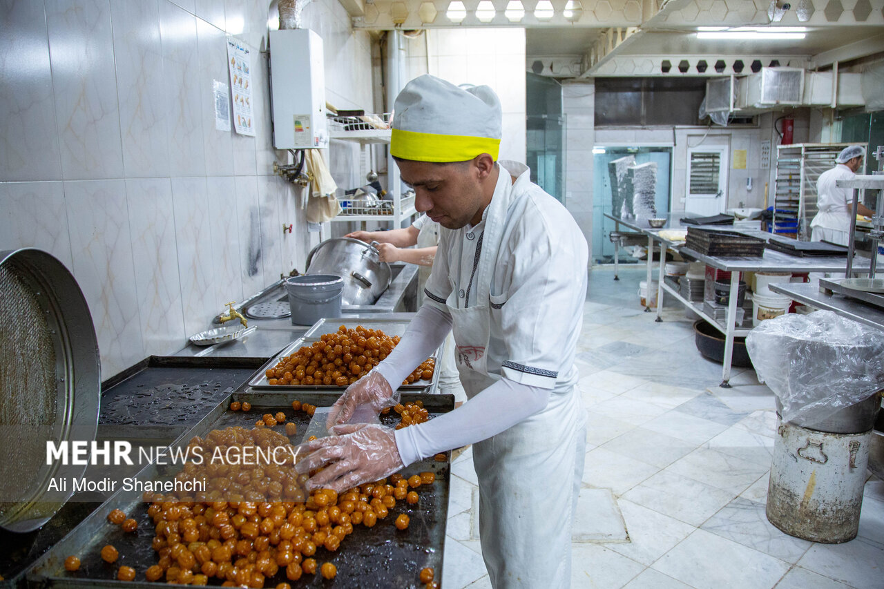 ضیافت زولبیا و بامیه در مشهد