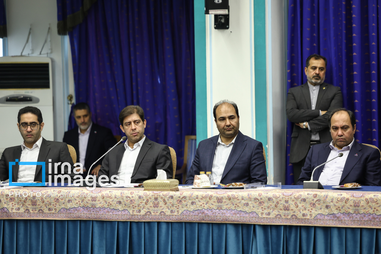 امضای قرارداد مسئولان نفتی با حضور رئیس‌جمهور