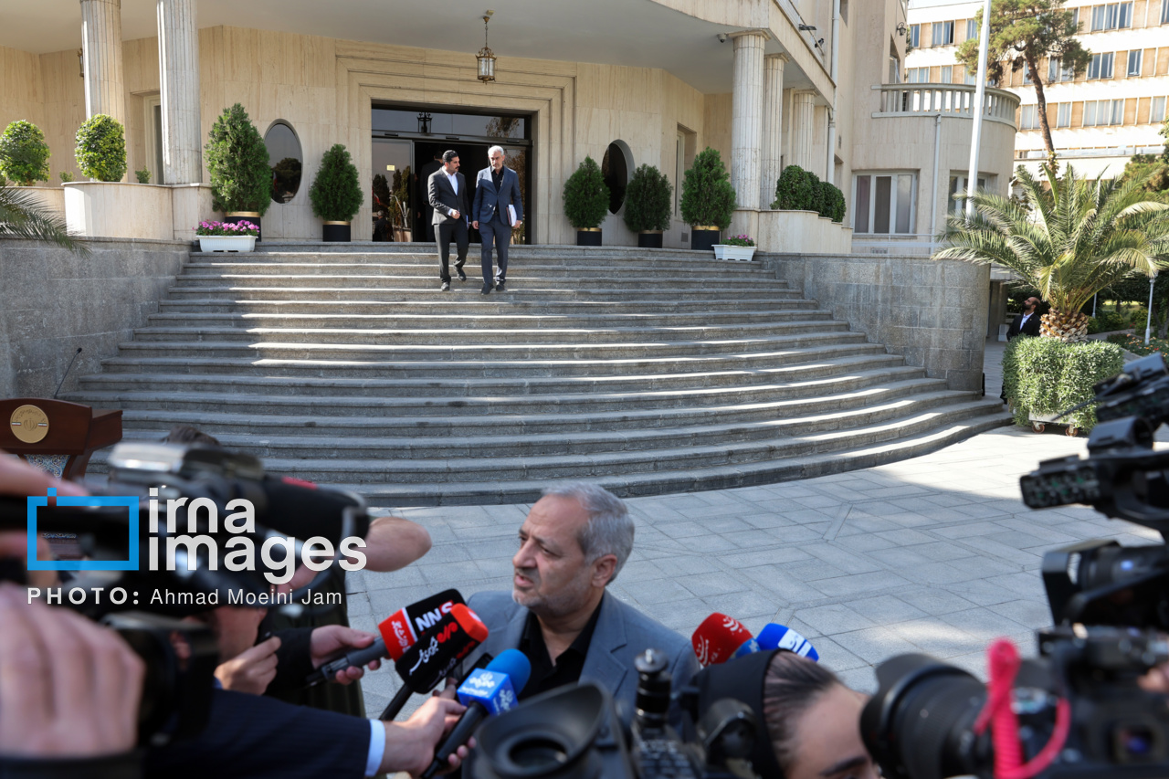 اعضای هیأت دولت در جمع خبرنگاران