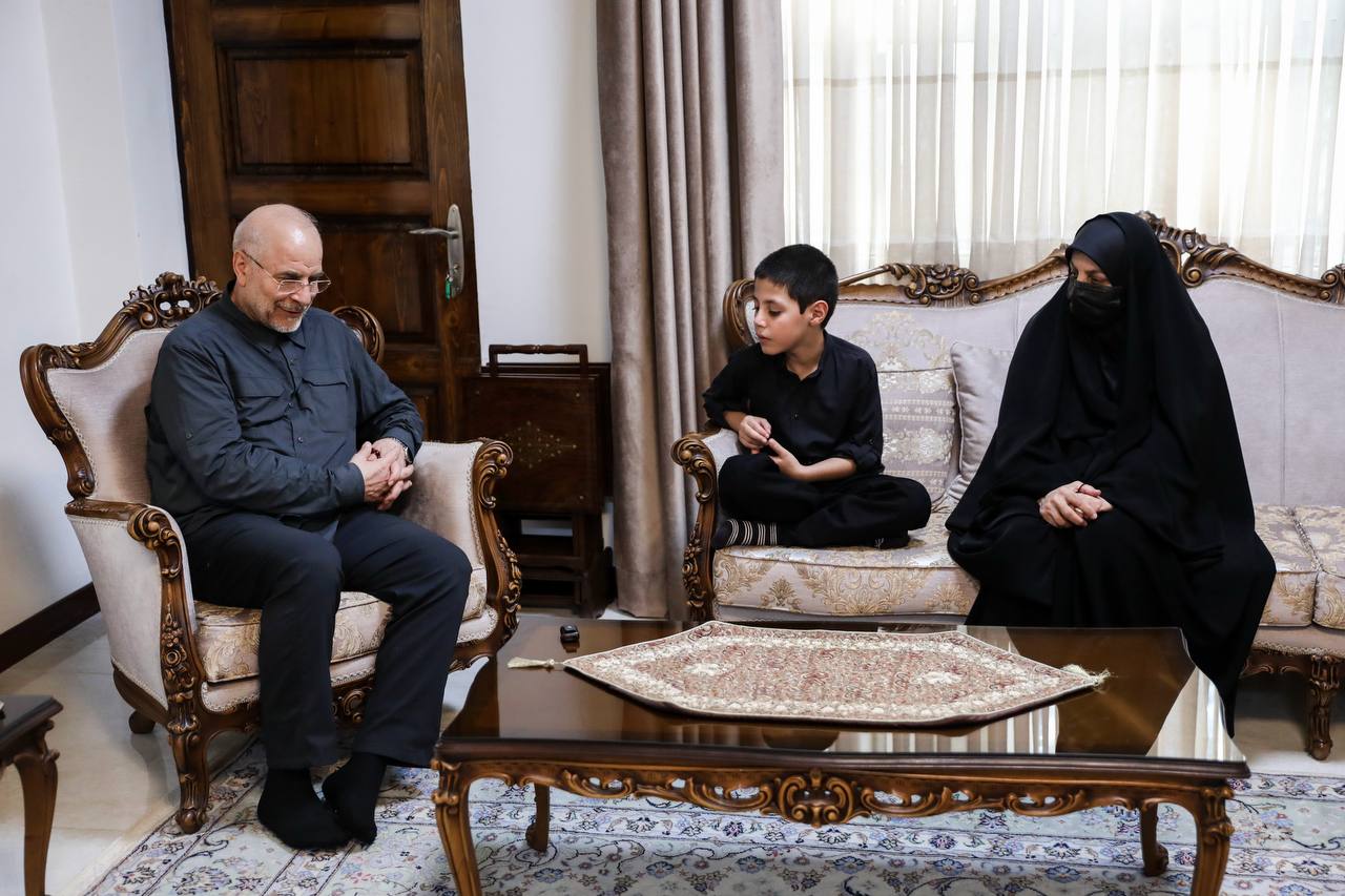 حضور قالیباف در منزل سرلشکر شهید غلامرضا محرابی