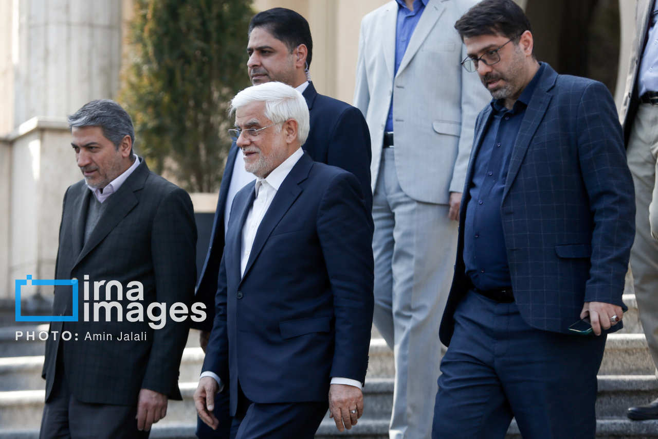 اعضای هیأت دولت در جمع خبرنگاران