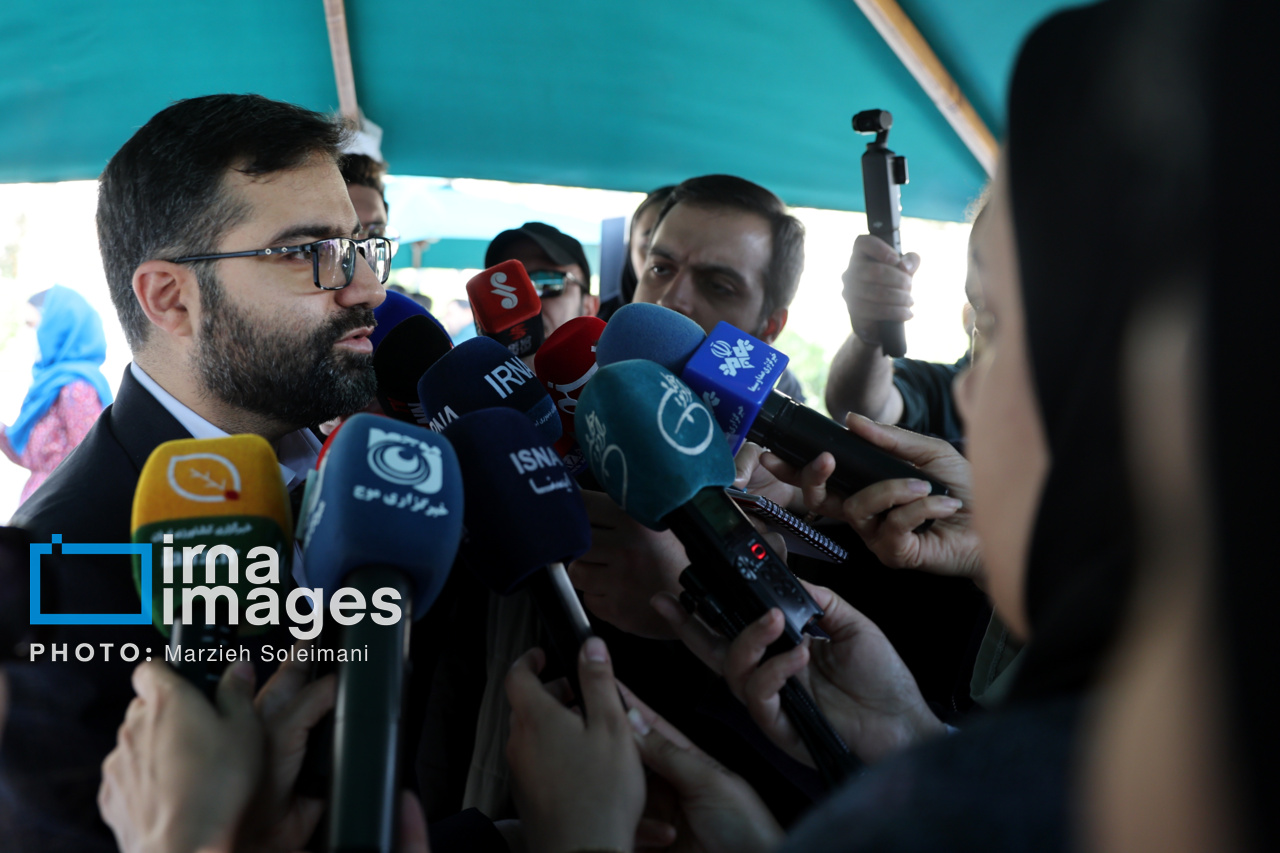 اعضای هیأت دولت در جمع خبرنگاران