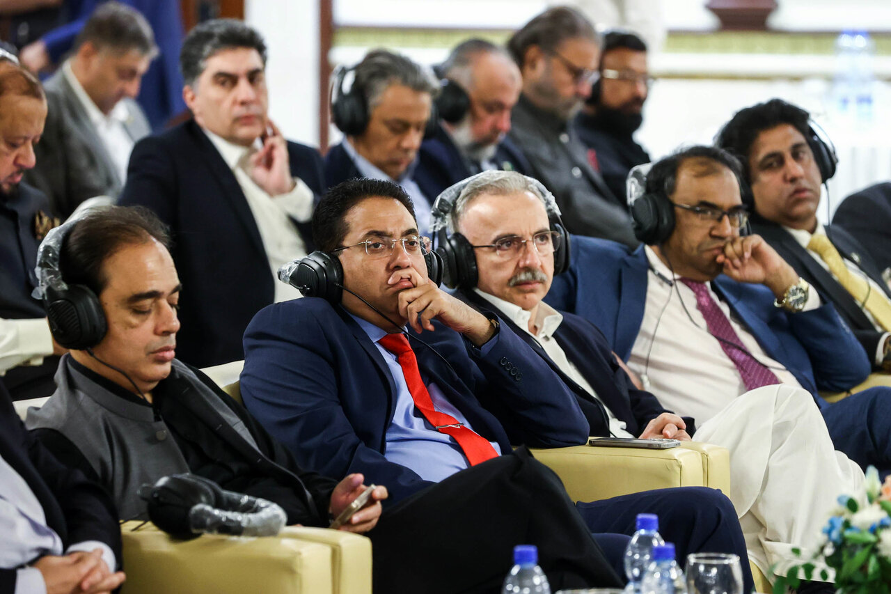 نشست قالیباف با فعالان اقتصادی پاکستان و ایران