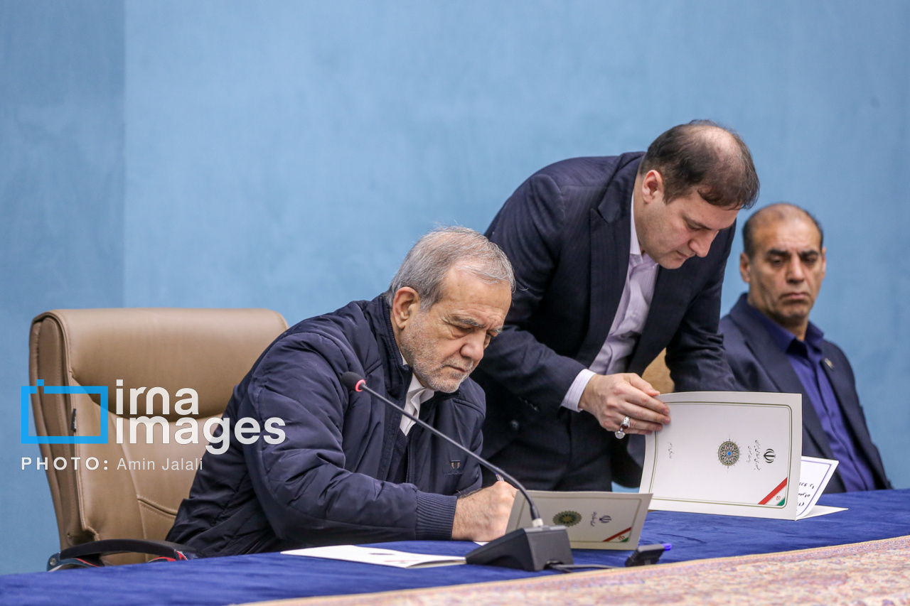 افتتاح و بهره برداری از طرح های نفت و نیرو