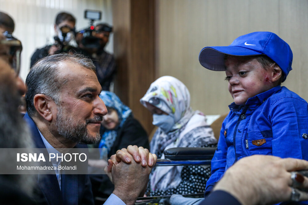 بازدید وزیر خارجه از خانه بیماران پروانه‌ای