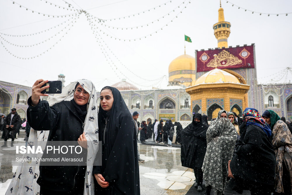 بارش برف در حرم مطهر رضوی