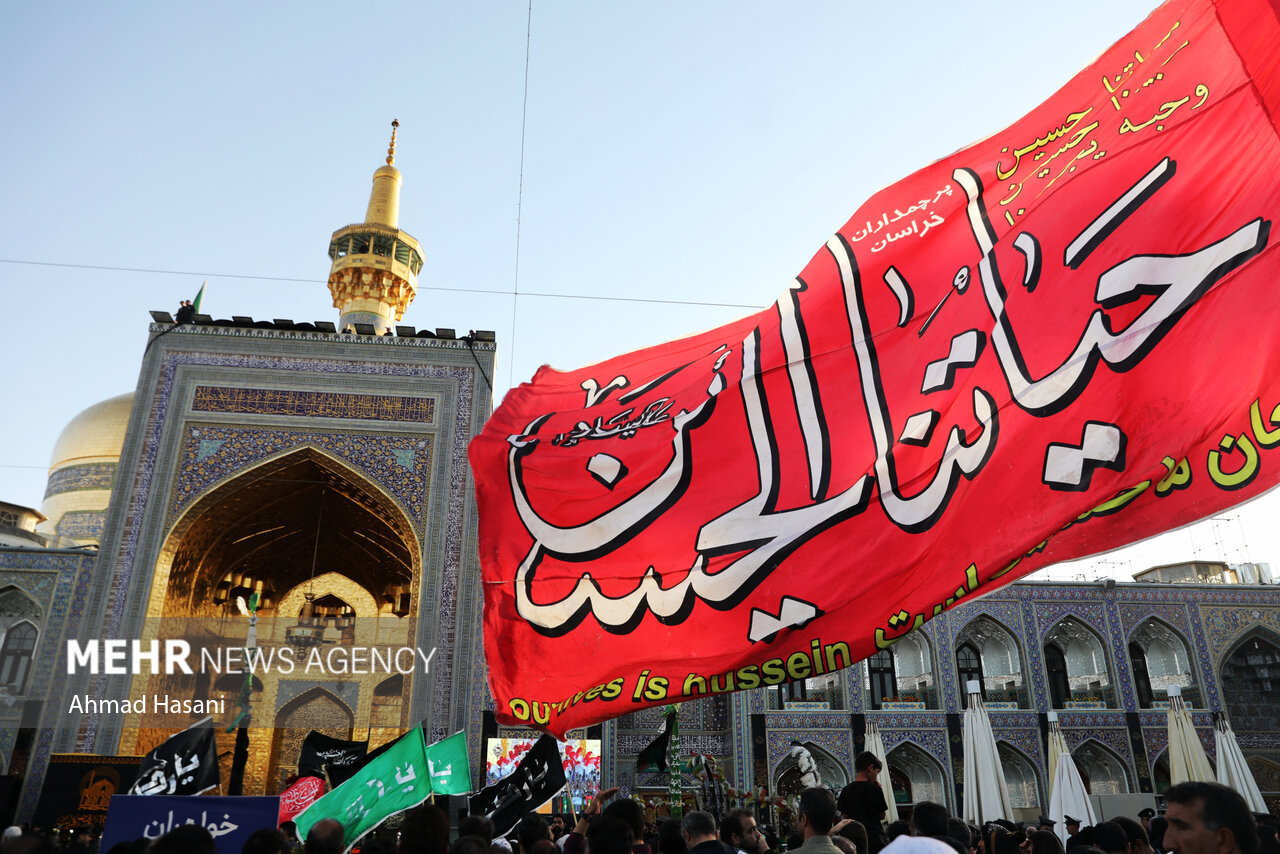 آیین تعویض پرچم گنبد منور رضوی