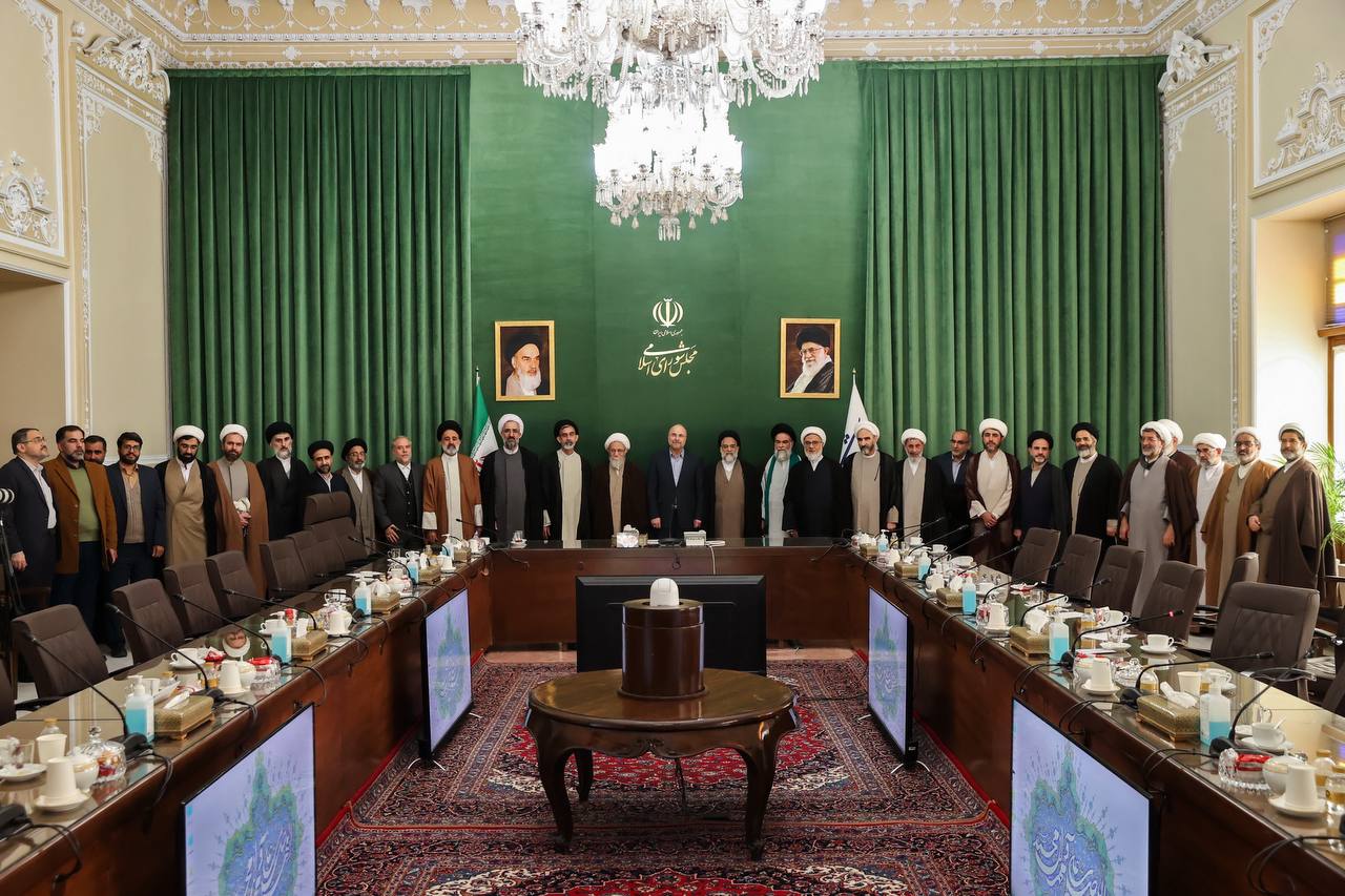 نشست جمعی از علماء و اعضای مرکز تحقیقات اسلامی قم با قالیباف