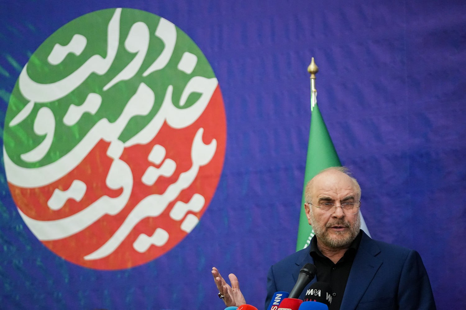 قالیباف در میان مردم حاضر در گردهمایی فعالان ستاد مردمی