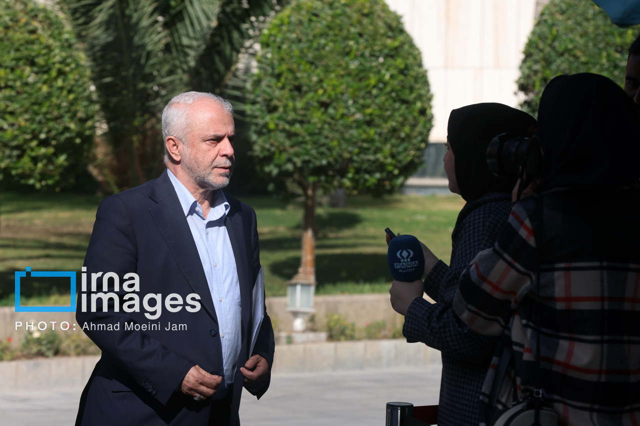 اعضای هیأت دولت در جمع خبرنگاران