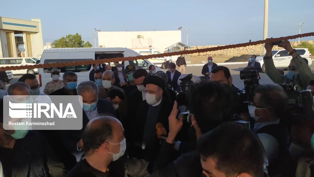 رئیس جمهور در اسکله صیادی کنارک