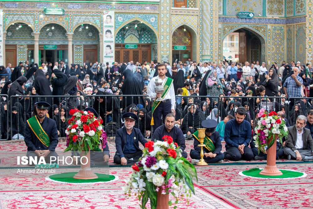 آیین تعویض پرچم گنبد حرم مطهر حضرت معصومه(س)