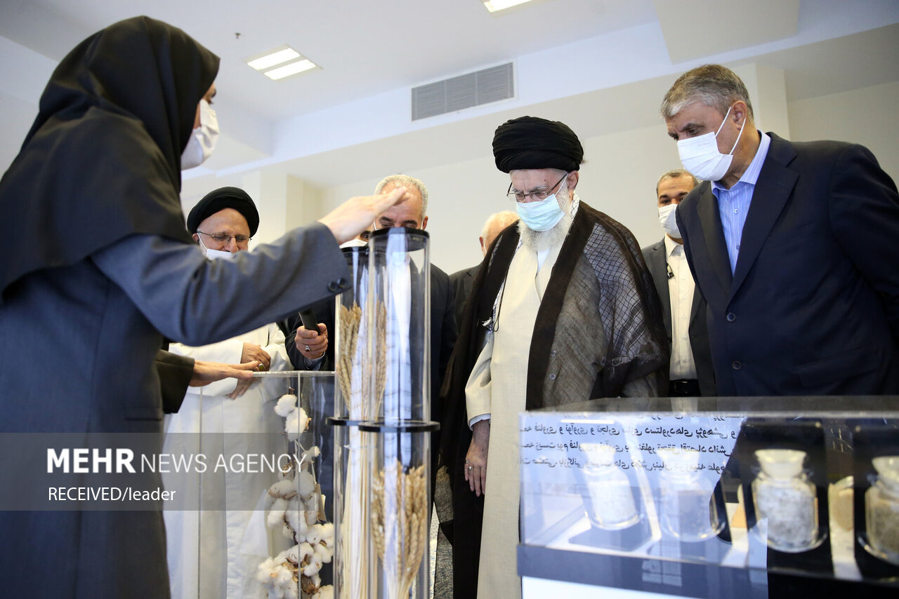 تصاویر بازدید رهبر انقلاب از نمایشگاه دستاوردهای صنعت هسته‌ای