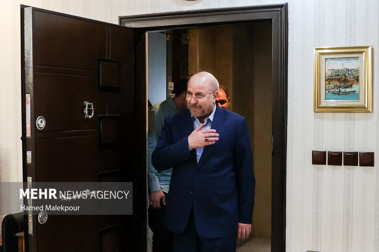 حضور رئیس مجلس در منزل سه تن از شهدای پرواز اردیبهشت