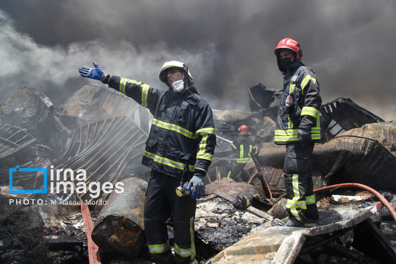 مراحل پایانی مهار آتش سوزی بندر شهید رجایی