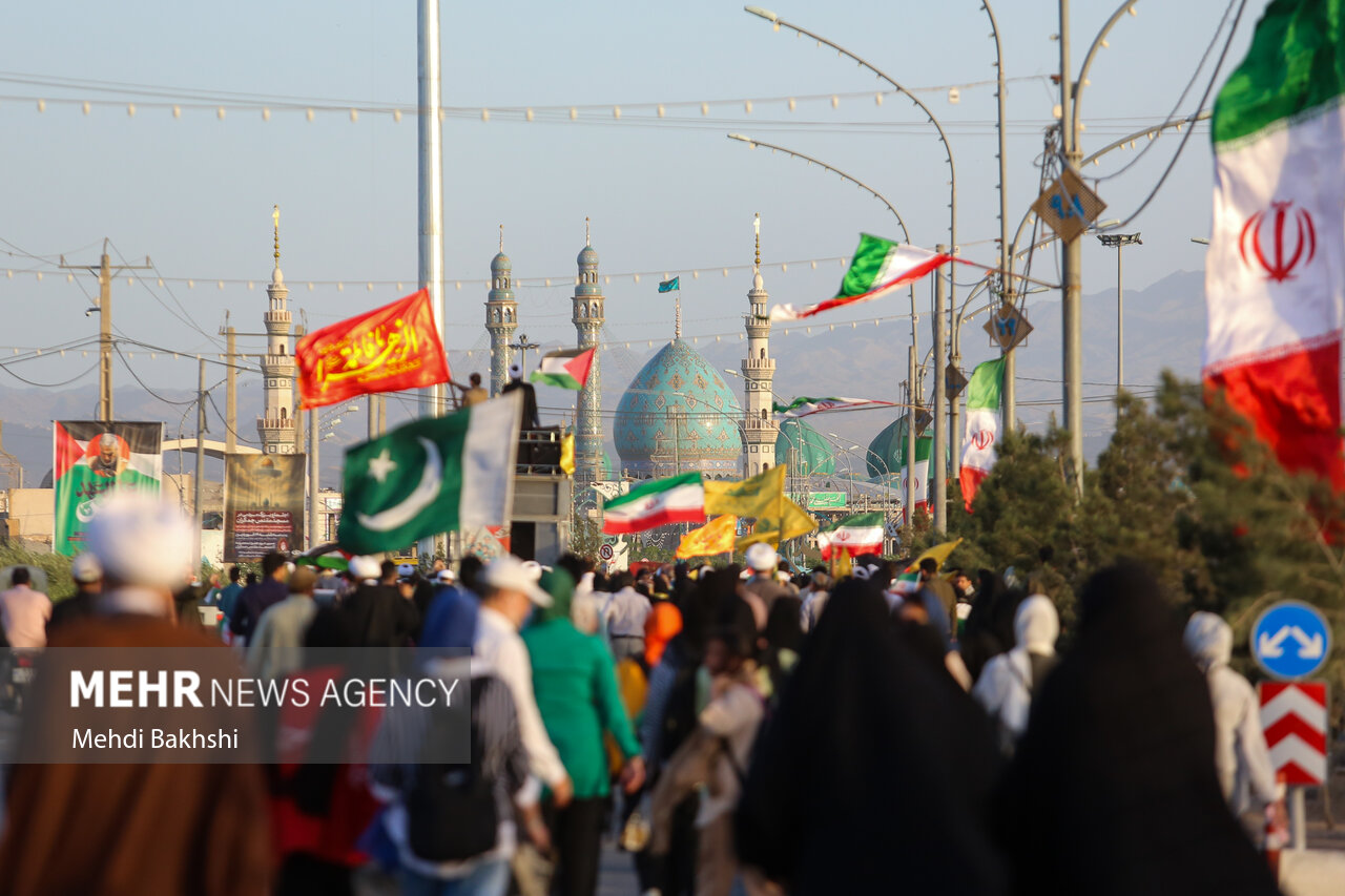 راهپیمایی «انا علی العهد» در طریق المهدی قم